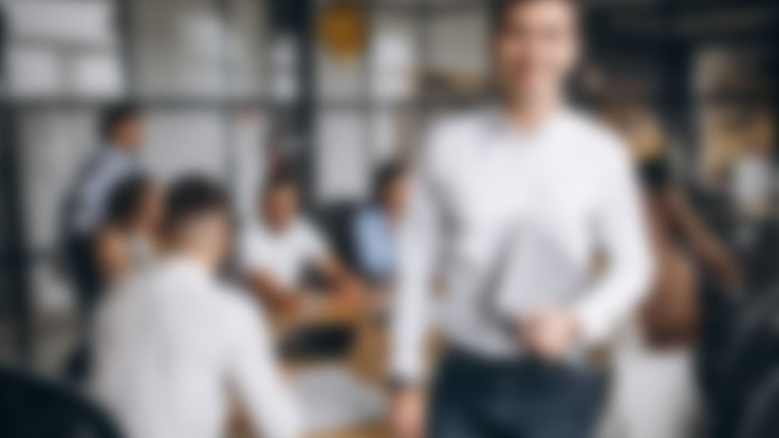 foto donde se ve persona que ayuda a los clientes escoger los servicios que necesitan