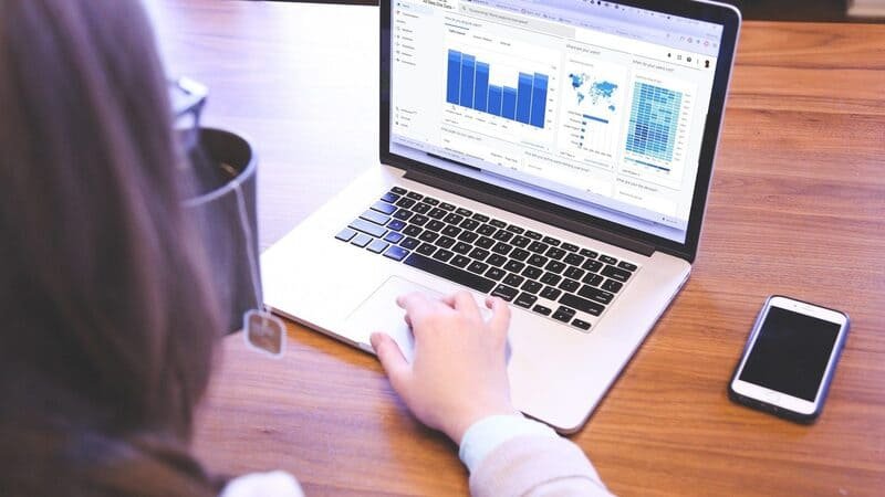 Lidia (experta seo en fullseo) trabajando delante del ordenador